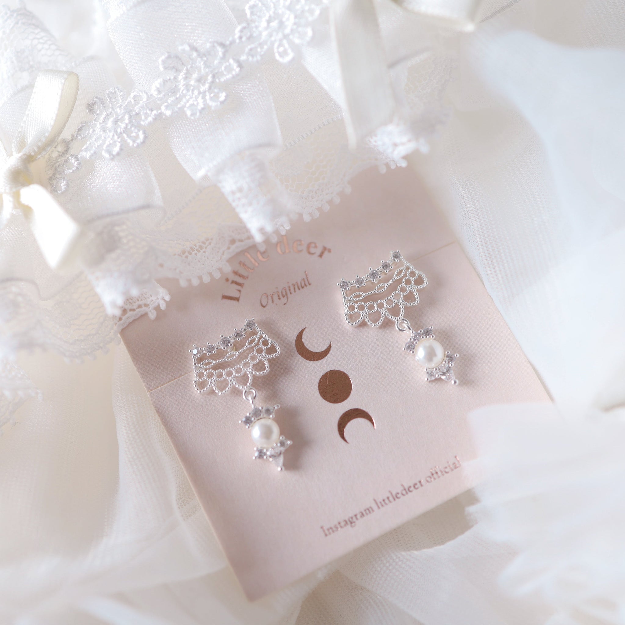 Swan Lace Glow ピアス