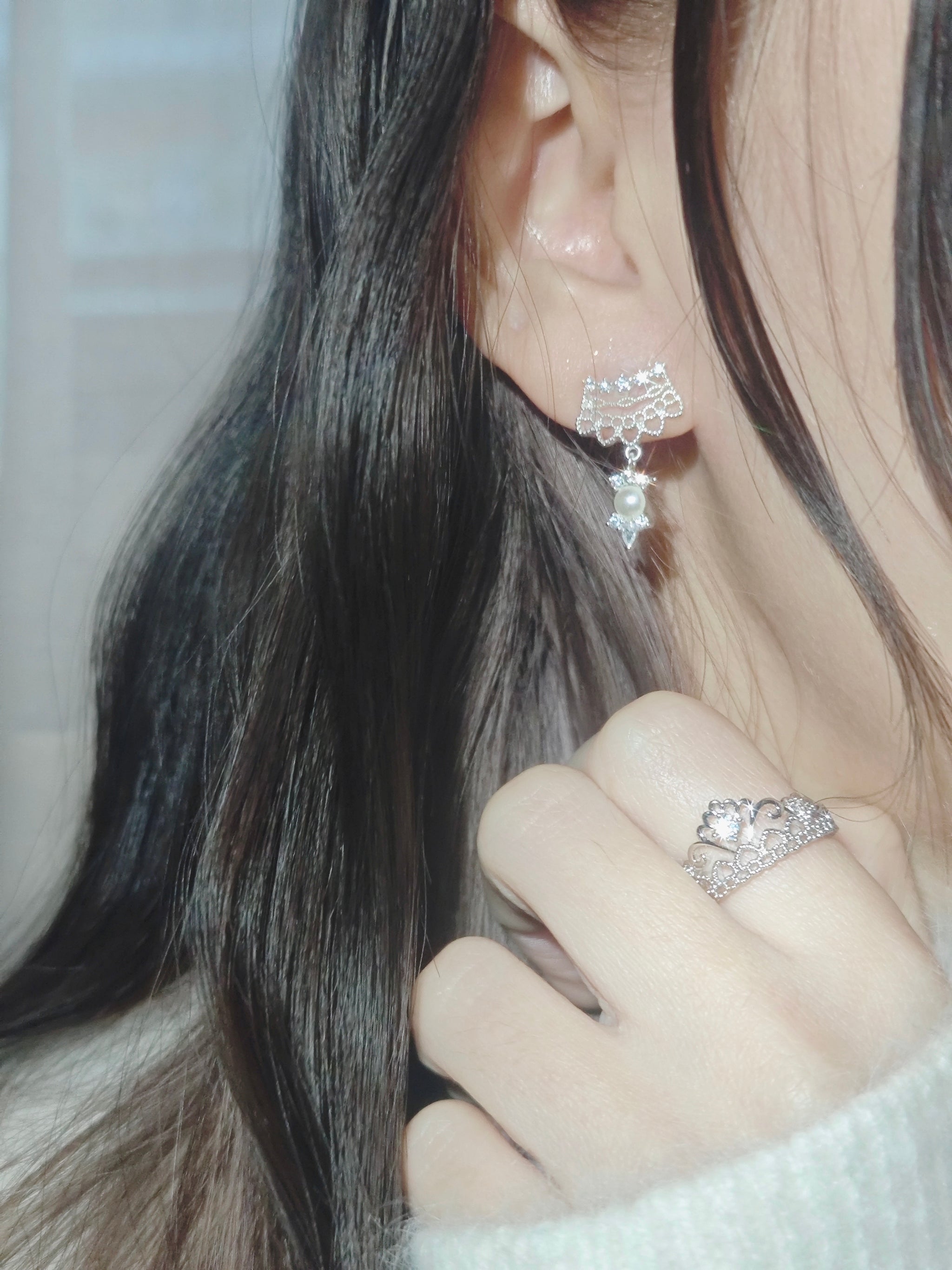 Swan Lace Glow ピアス