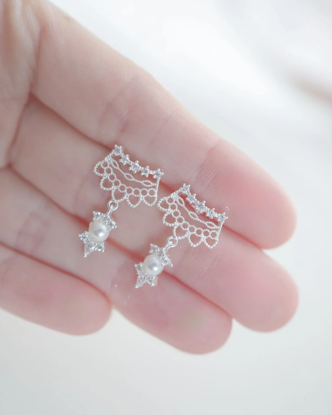 Swan Lace Glow ピアス