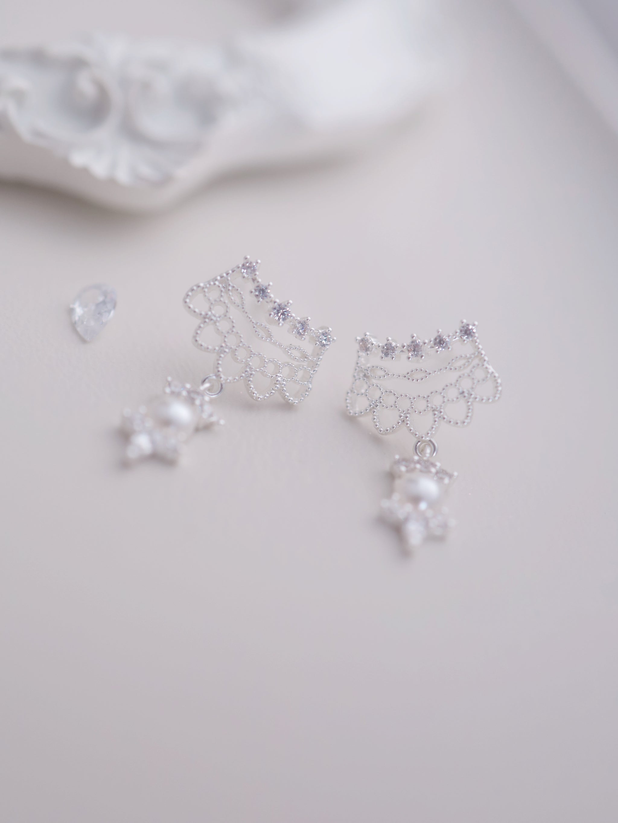 Swan Lace Glow ピアス