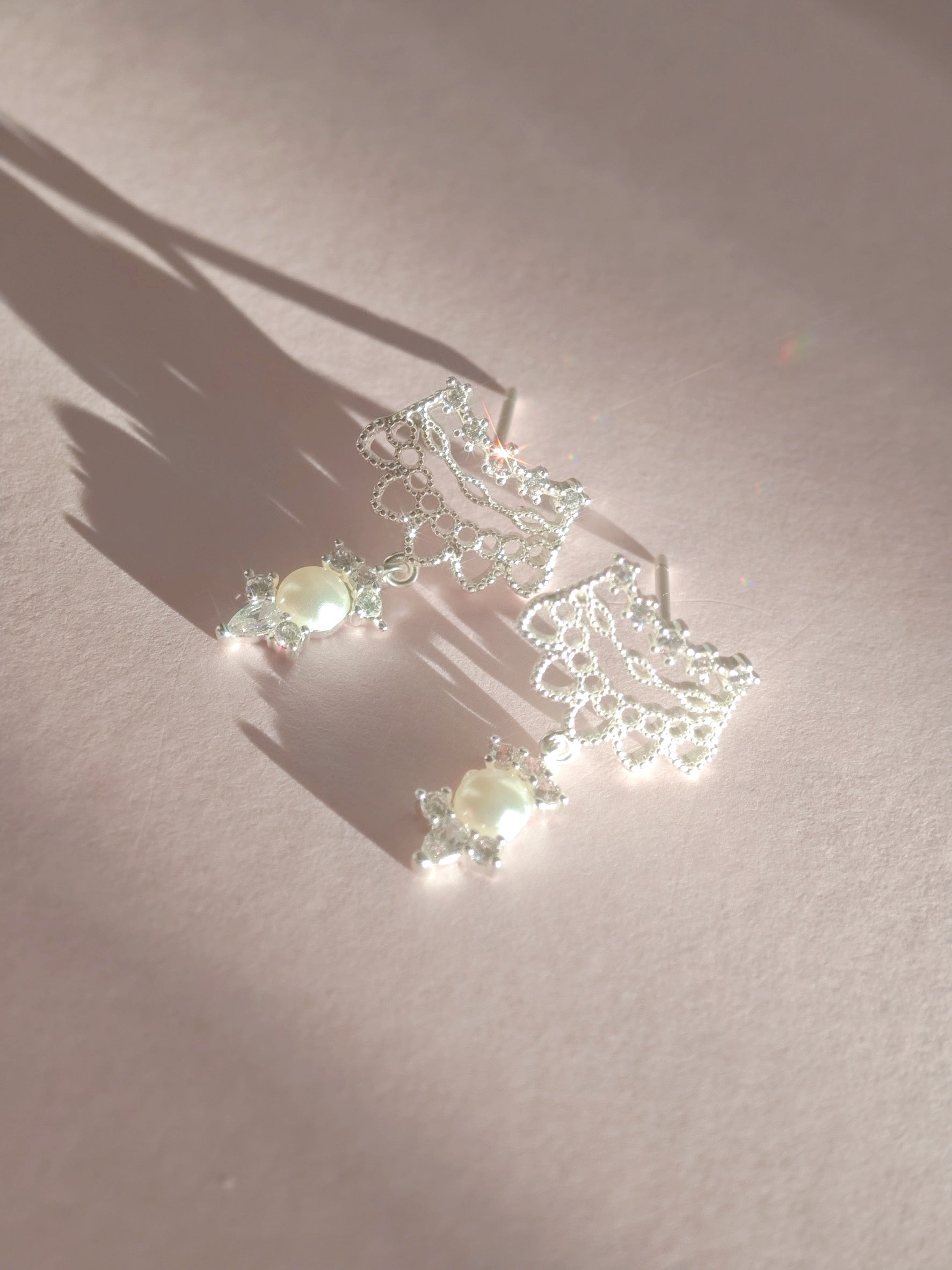 Swan Lace Glow ピアス