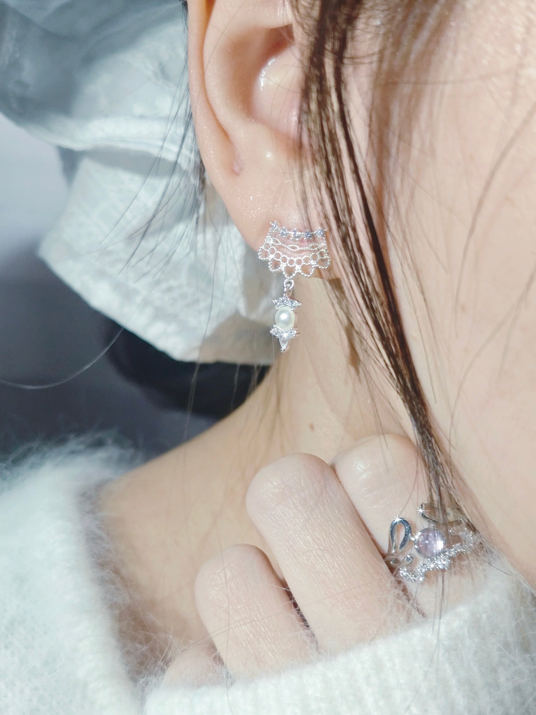 Swan Lace Glow ピアス