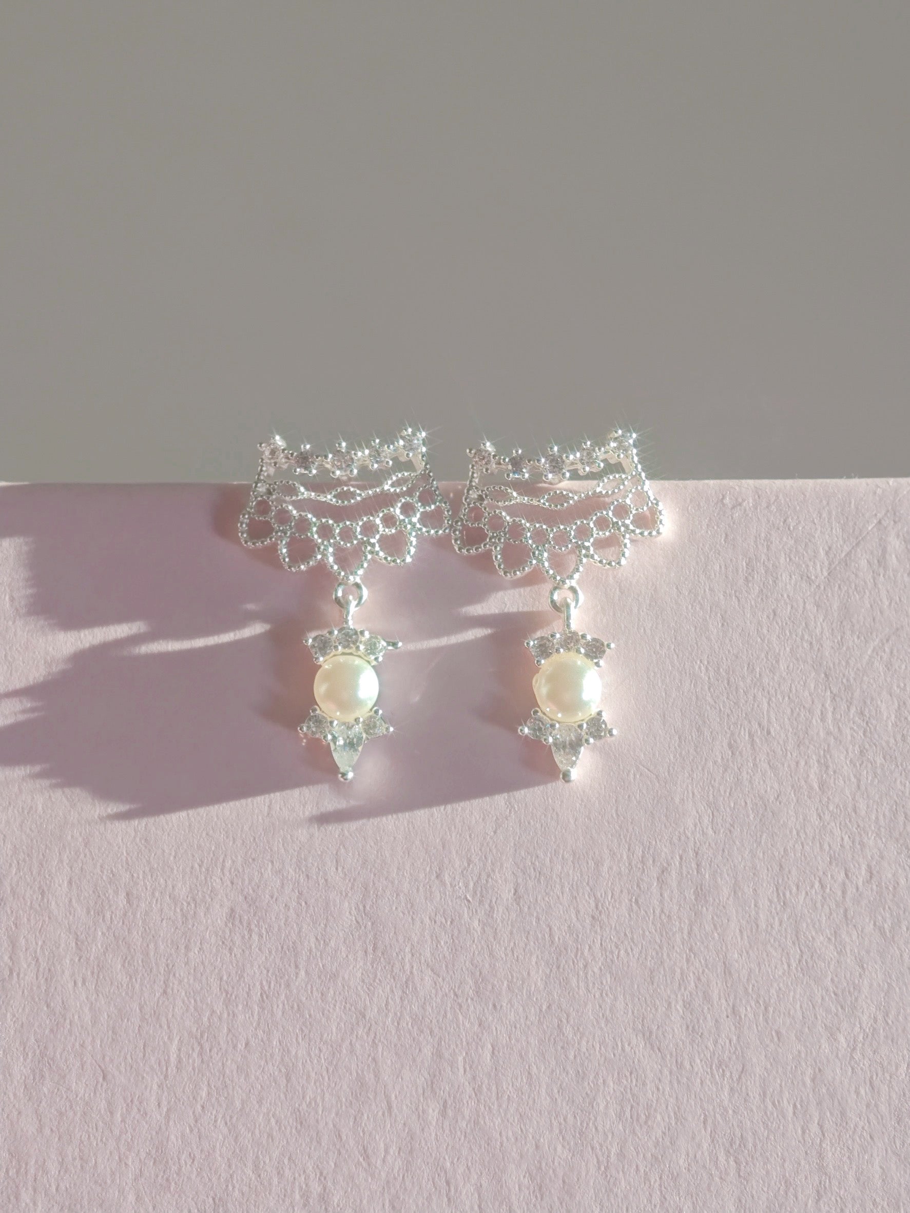 Swan Lace Glow ピアス