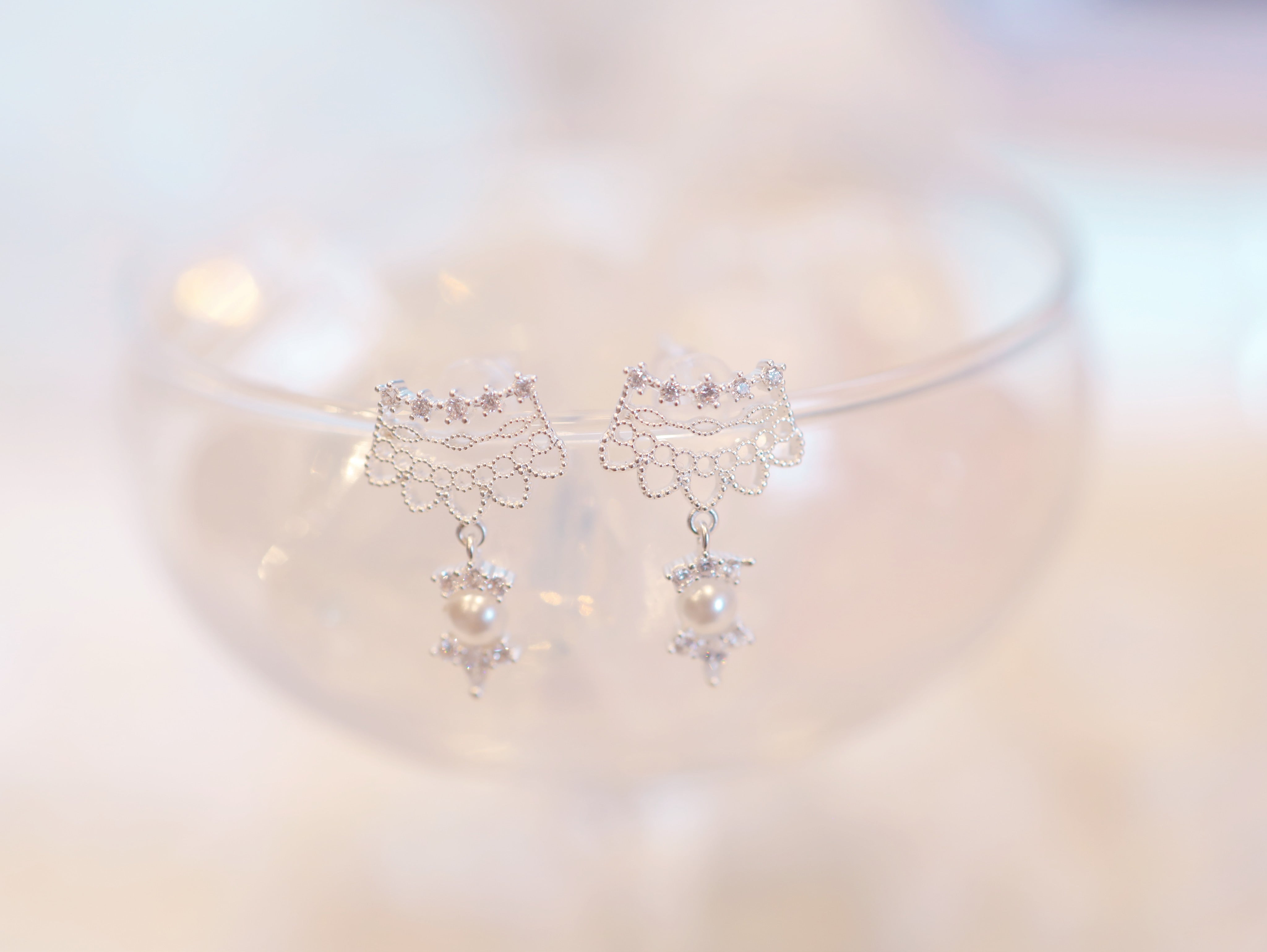 Swan Lace Glow ピアス