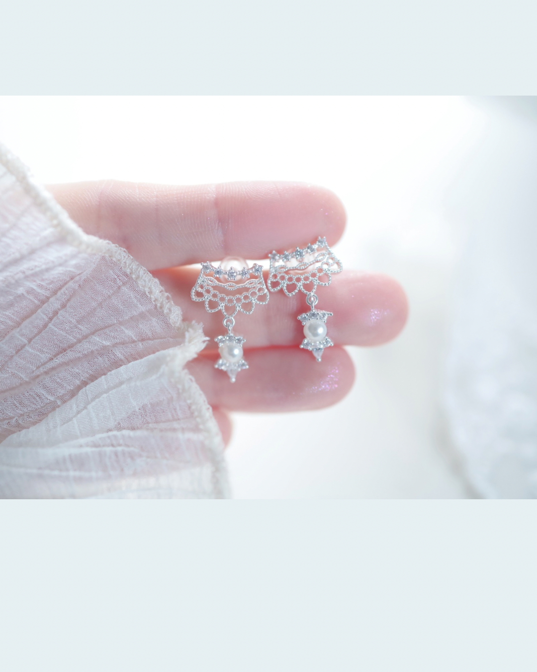 Swan Lace Glow ピアス